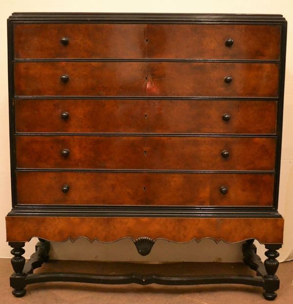 Cassettiera, Austria, fine sec. XIX, in radica con pareti ebanizzate, fronte a cinque cassetti, gambe tornite, cm 120x53x132