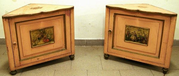 Coppia di piccole angoliere, sec. XIX, in legno laccato rosa, dipinte a fiori e scene galanti, ad uno sportello, piedi a cipolla, cm 65x37x56 (2)