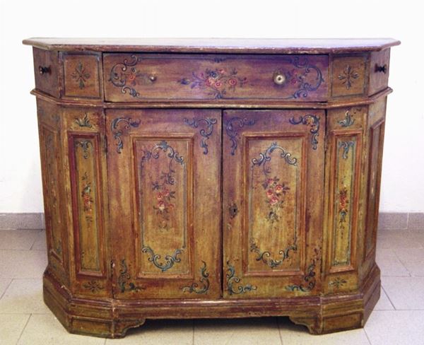 Credenza, Italia centrale, in stile '700, in legno scantonato, laccato e decorato a motivi floreali, a due sportelli e tre cassetti, ricostruito con materiale antico, cm 130x40x100
