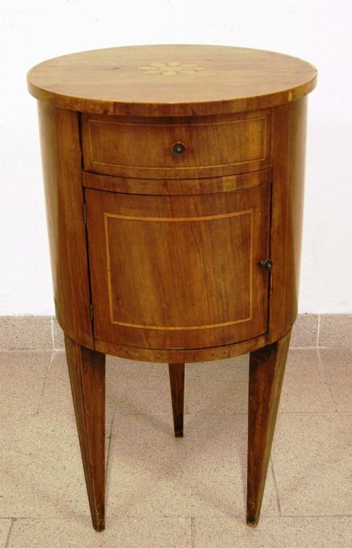 Comodino circolare ad uso tavolino, Toscana, in stile '700, in noce, a uno sportello, un cassetto, gambe troncopiramidali, cm 40x74