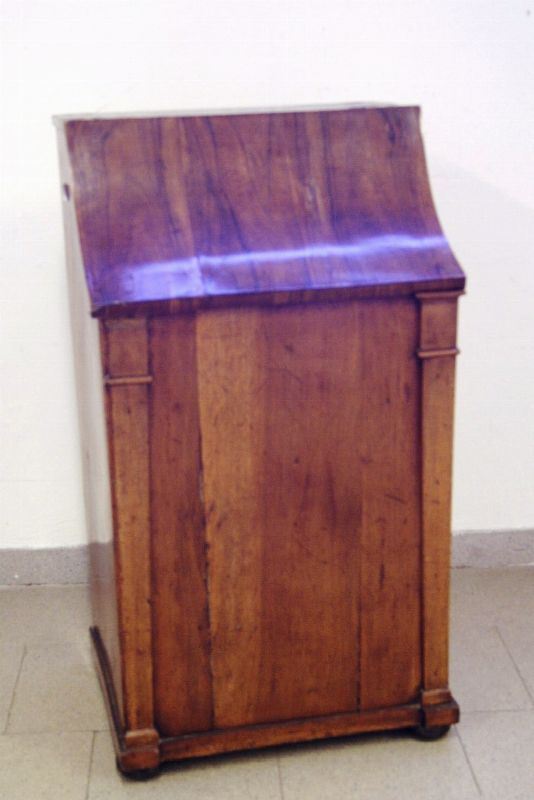 Mobile portalegna, Toscana, sec. XIX, in noce, anta ad alzarsi, laterali a colonne rastremate, piedi a cipolla, cm 53x44x99, mancante della parte superiore