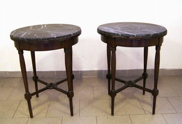 Coppia di tavolini circolari, Inghilterra, inizi sec. XX, in mogano, gambe tornite, cm 61x76(2)