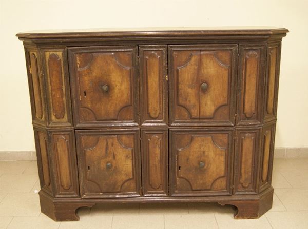 Credenza, Emilia, sec. XVIII, in noce scantonato, a quattro sportelli, cm 146x40x108, parti d'epoca posteriore