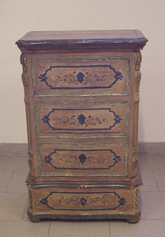 Credenzino, Italia centrale, sec. XIX, in legno laccato e dipinto a fiori, foglie e castelli sui lati, a quattro cassetti, cm 60x35x93, parti d'epoca posteriore