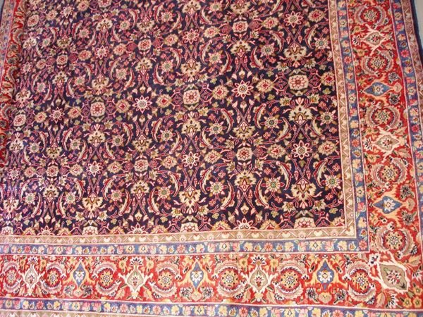 Tappeto persiano isfahan afshan, di vecchia manifattura, fondo blu, campo a motivo floreale multicolore, bordura rossa e blu a motivo vegetale, cm 390x290