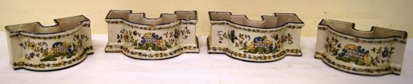 Centrotavola, fine sec. XIX inizio sec. XX, in maiolica Cantagalli, composto da quattro elementi arcuati, dipinti in verde, blu e giallo a motivi vegetali, alt. cm 7, difetti (4)