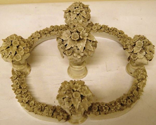 Parte di centrotavola, fine sec. XIX, in terraglia bianca, modellato in forma di quattro vasche arcuate e cinque vasi fioriti, alt. cm 11