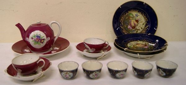 Gruppo di porcellane di Mosca, sec. XIX, composto da parte di servito dipinto da sei pezzi, tre piatti dipinti a fiori e frutta, cinque tazzine decorate dipinte con fiori, difetti (14)