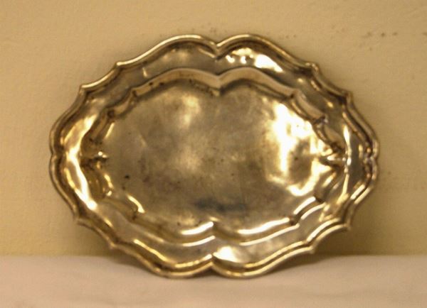 Piccolo vassoio ovale, sec. XVIII, in argento sagomato, cm 20x15, gr. 196