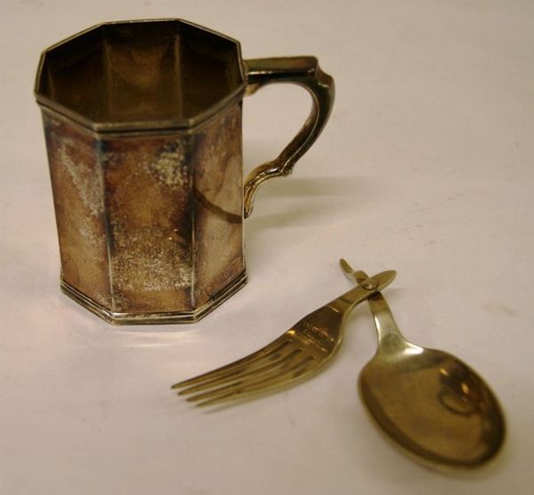 Tazza ottagonale, sec. XIX, in argento, con manico a voluta, alt. tazza cm 8 e gr. 126 e Forchetta con cucchiaio da viaggio, in sheffield(2)