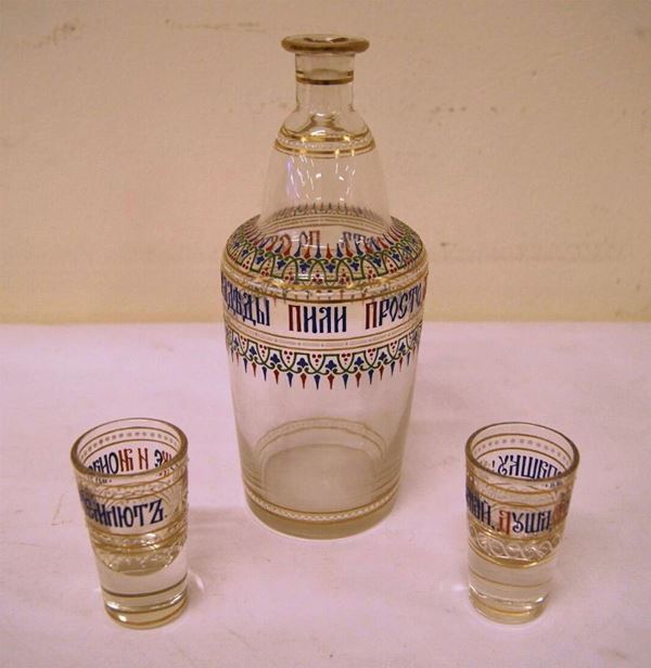 Bottiglia e due piccoli bicchieri, Russia, fine sec. XIX, in vetro, dipinti nei colori del blu, rosso, verde e bianco, con iscrizioni in cirillico, tappo mancante, alt. cm 20(3)