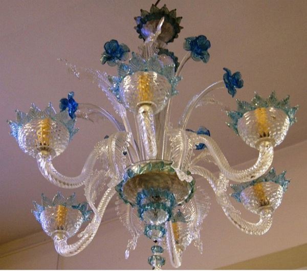 Lumiera, in vetro di murano trasparente, con profili in vetro azzurro, a sei luci, alcune mancanze