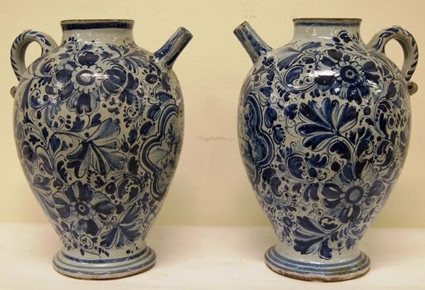 Due orcioli in maiolica bianco-blu, Marche, sec. XVII, alt. cm 39, uno restaurato(2)