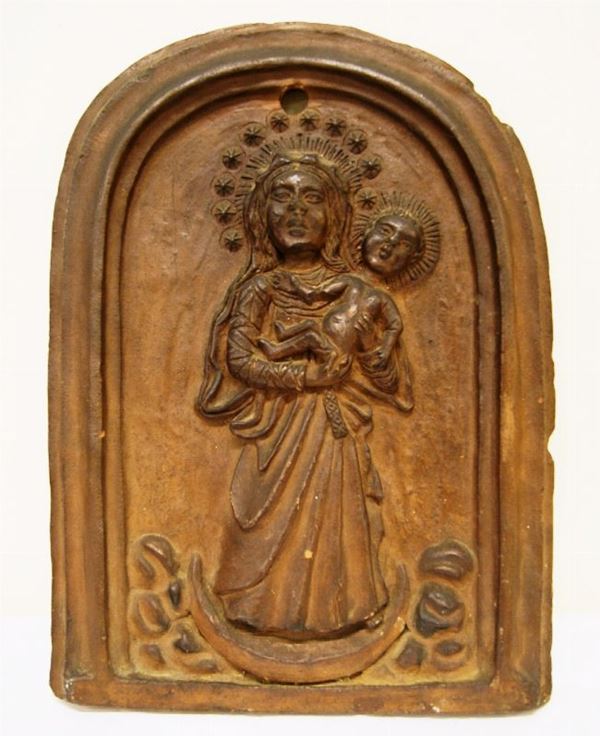 Placca in terracotta stondata,  toscana, sec. XVII  MADONNA CON BAMBINO  cm 57x43