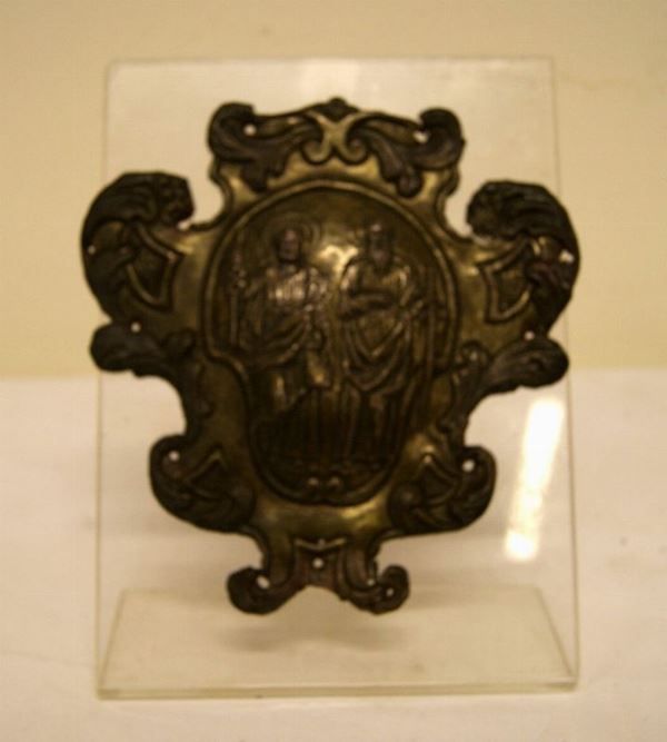 Stemma in rame, Italia centrale, sec. XIX, sbalzato, raffigurante soggetti religiosi, cm 23x17