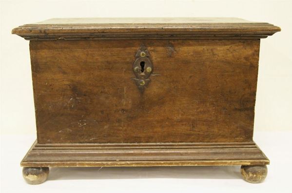 Piccola cassa, Toscana, sec. XIX, in noce, piedi a cipolla, cm 61x33x38