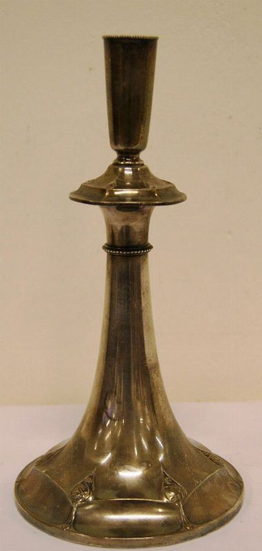 Piccolo candeliere, in argento, sagomato e decorato a elementi fogliacei, alt. cm 25, gr. 253