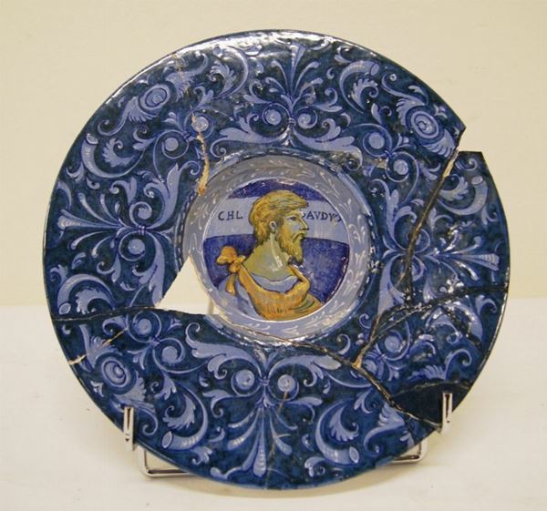 Piatto blu, diam. cm 25, rotture e mancanze
