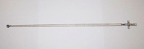Pendente, in oro bianco e diamanti, modellato come una croce, bracci decorati da una linea di brillanti a taglio cuscino, con catena in oro bianco a maglia sottile, gr. 5