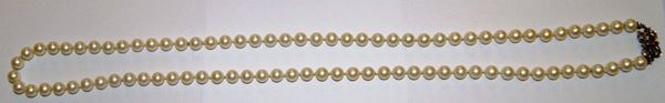 Collana in perle, ad un filo di diamanti da 8 mm, fermatura in oro bianco e piccolissimi rubini