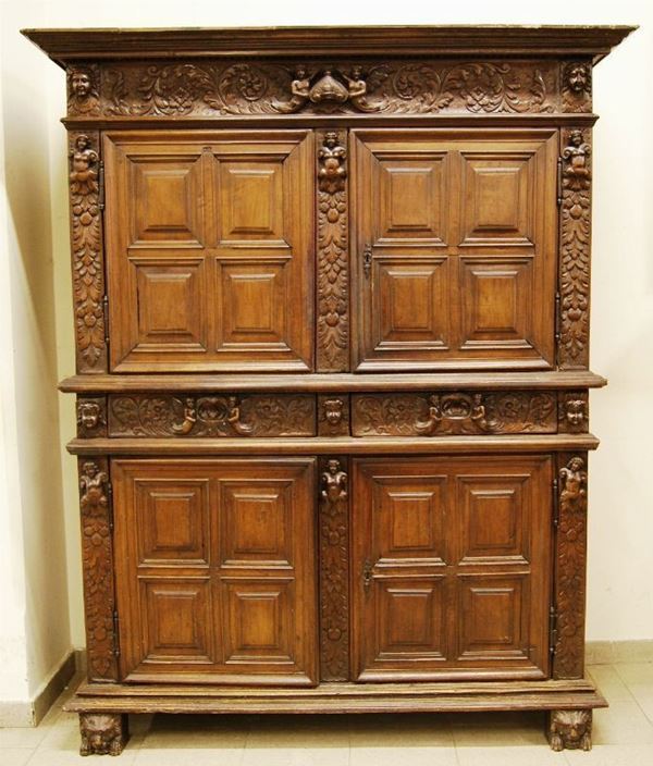 Credenza, Nord Italia, sec. XVIII, a doppio corpo, a quattro sportelli sformellati, due cassetti, in legno di noce con intagli, cm 150x60x197