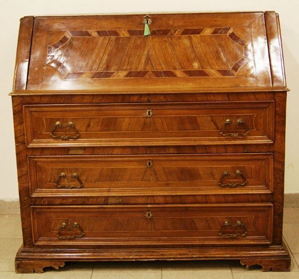 Ribalta, Emilia, sec. XVIII, lastronata in noce e filettata, a tre cassetti, sportello a ribalta, cm 115x55x110, restauri