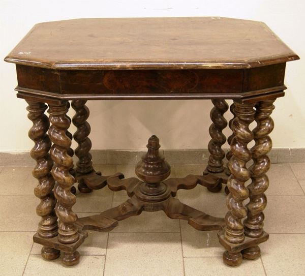 Tavolo, in legno di mogano, con piano scantonato, con otto gambe a tortiglione e traversa centrale, cm 96x70x81, da restaurare