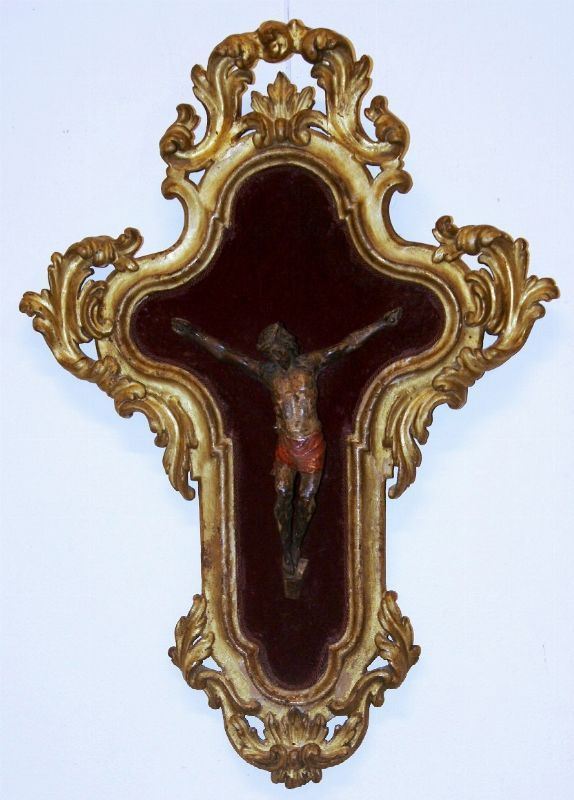 Cristo, Italia centrale, sec. XVIII, in legno dipinto, su fondo in velluto bordeaux, entro cornice sagomata e dorata, dimensioni con cornice cm 70x49
