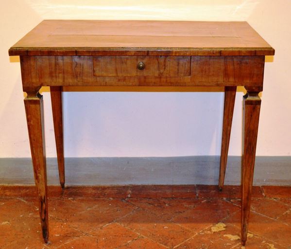 Tavolino-scrivania, Toscana, fine sec. XVIII, in noce e olivo intarsiato a  nastrino, piano rettangolare, un cassetto nella fascia, alte gambe          troncopiramidali con collarino, cm 85x59x75, una fenditura sul piano