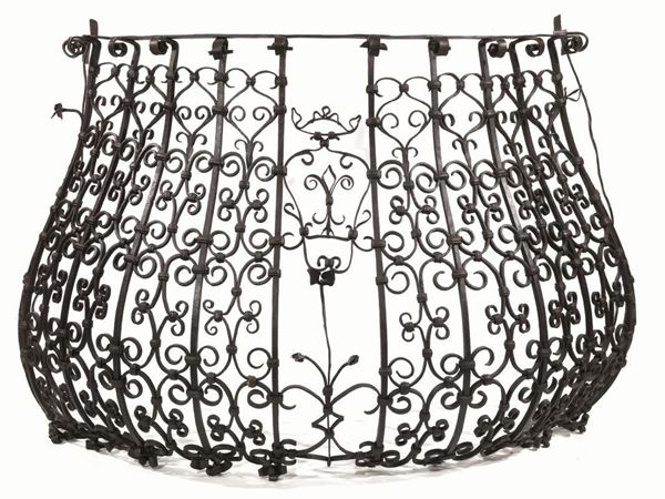 Balaustra, sec. XVIII, in ferro battuto a volute, cm 134x103