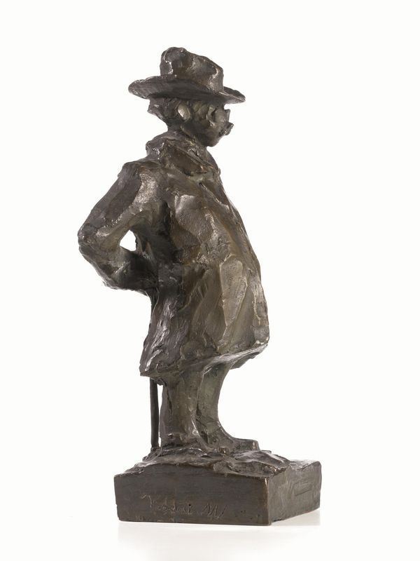 Scultura, Michele Vedani  (Milano 1874-1869), sec. XX, in bronzo modellato  a uomo con cappello e bastone, base quadrata, alt. cm 31, firmata