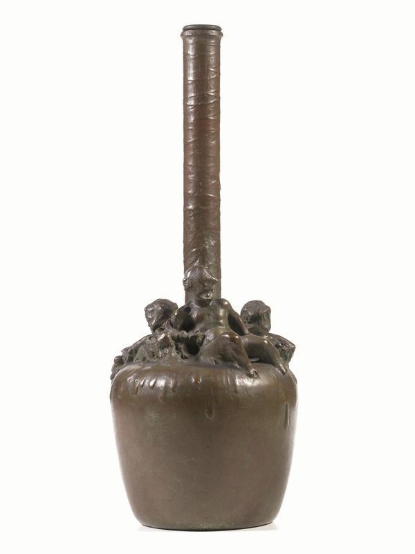 Bottiglia, Alberto Dressler (Milano 1878-1949), sec. XX, in bronzo, corpo   bombato con lungo collo decorato da putti con festoni di fiori, alt. cm 47, firmata