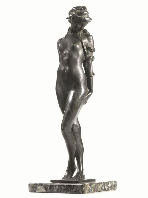 Scultura, Enrico Savoldi (Carmagnola 1878-Milano 1954), in bronzo modellato a figura femminile con capelli realizzati come serpenti, base quadrata in   marmo venato, alt. cm 41, firmata