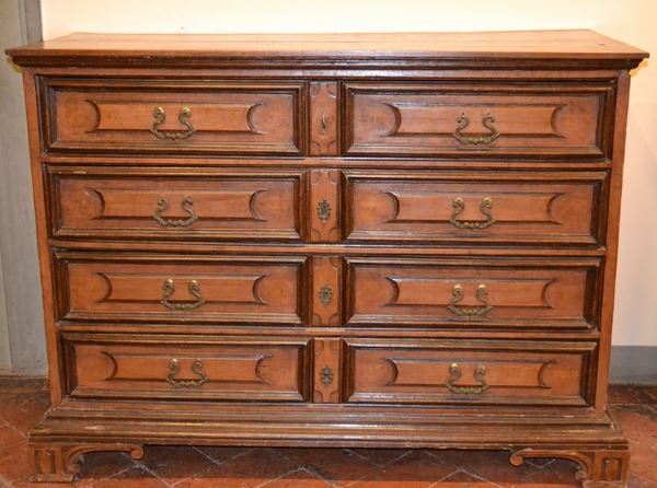 Cassettone in noce a quattro cassetti, cm 148x60 x111  - Asta DECORAZIONE DI INTERNI: arredi, oggetti d'arte ed argenti - Poggio Bracciolini Casa d'Aste