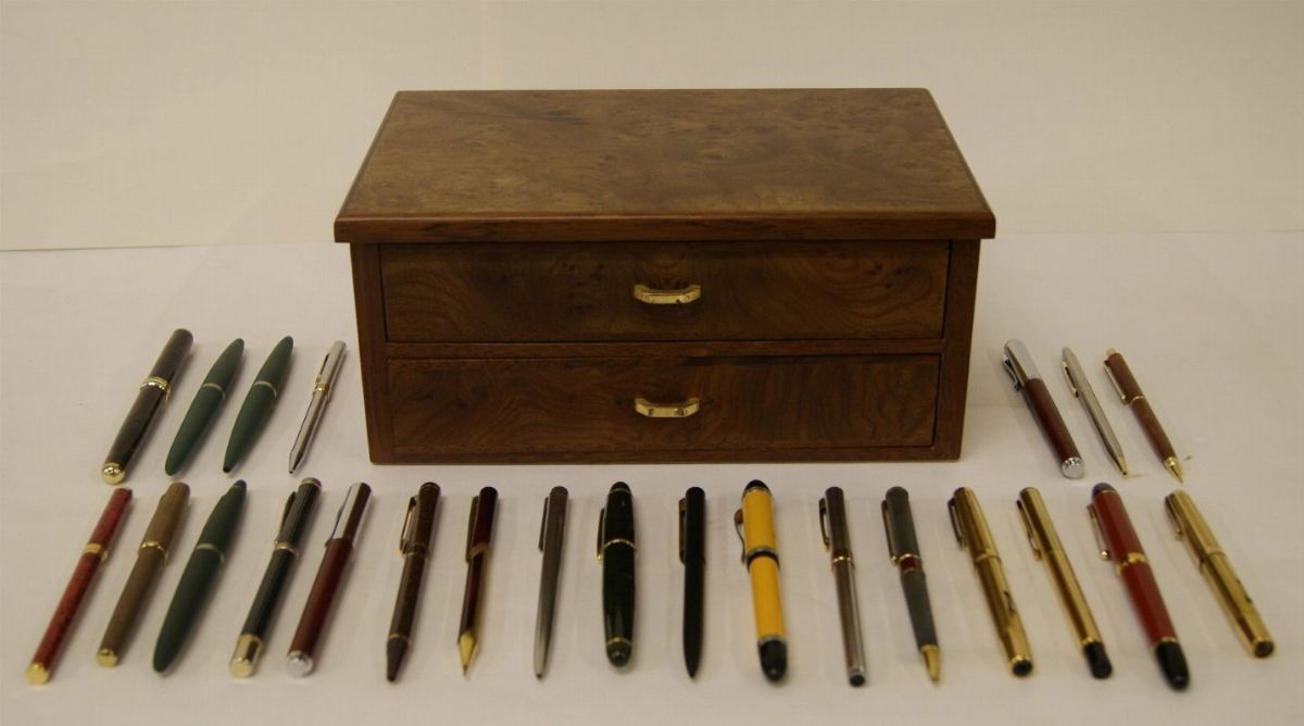 Scatola portapenne, in legno, a due cassetti, con ventiquattro penne, di  cui tre laminate oro, cm