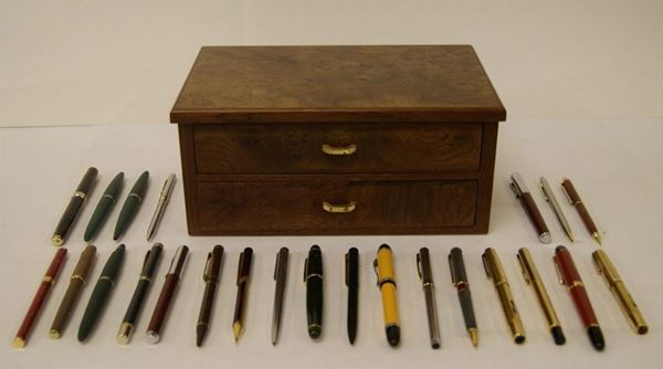 Scatola portapenne, in legno, a due cassetti, con ventiquattro penne, di  cui tre laminate oro, cm 28x18,5x12,5(25)