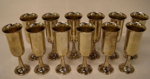 Dodici bicchieri da aperitivo, in argento, gr. 1195, alt. cm 18,5(12)
