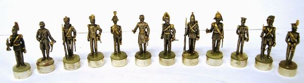 Dodici soldatini, in argento, su base in onice, alt. cm 8 con la base(12)