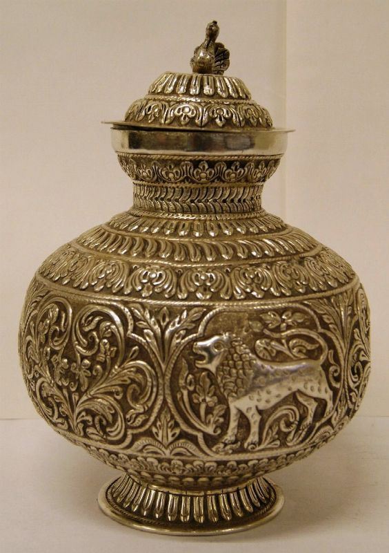 Vaso con coperchio, India, in argento, decorato ad animali, elementi fogliacei e floreali, gr. 1450, alt. cm 27