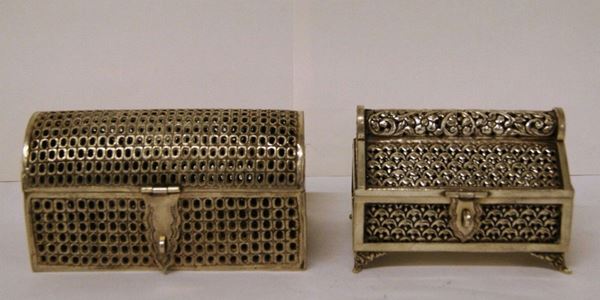 Due scatole portagioie, in argento, traforate, una delle quali poggiante su quattro piedini sagomati, gr. 950, alt. cm 8 e 8,5(2)