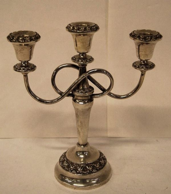 Candelabro, in argento, a tre bracci, decorato a elementi fogliacei, alt. cm 25,5, gr. 665