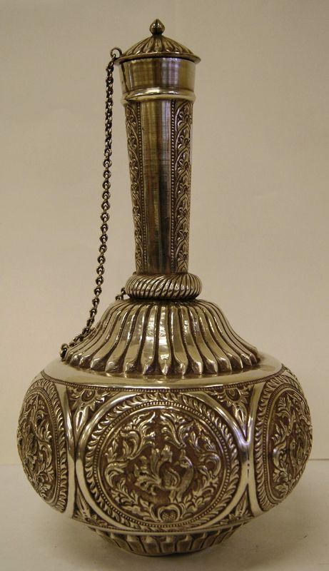 Vaso, India, in argento, inciso e decorato a foglie e pavoni, con coperchio con catena, alt. cm 36, gr. 1475