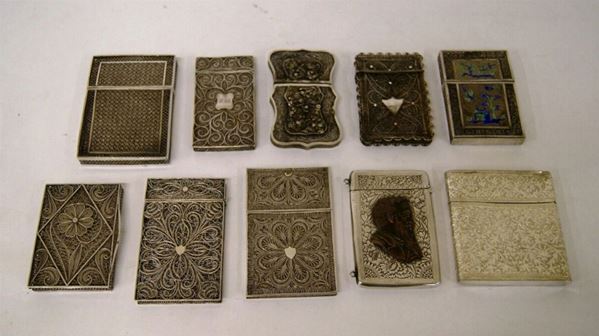 Collezione di dieci portabiglietti da visita, in argento e in filigrana d'argento, alt. max cm 9, gr. 550(10)