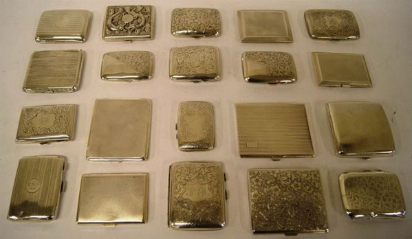 Collezioni di venti portasigarette, in argento, cesellati e decorati a rilievo, misura max cm 10x8,5, gr. 1600(20)