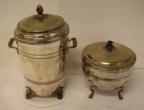 Porta bon-bon con coperchio, in argento, poggiante su quattro piedini arcuati, gr. 490 e portabottiglie con thermos, in argento e vetro(2)