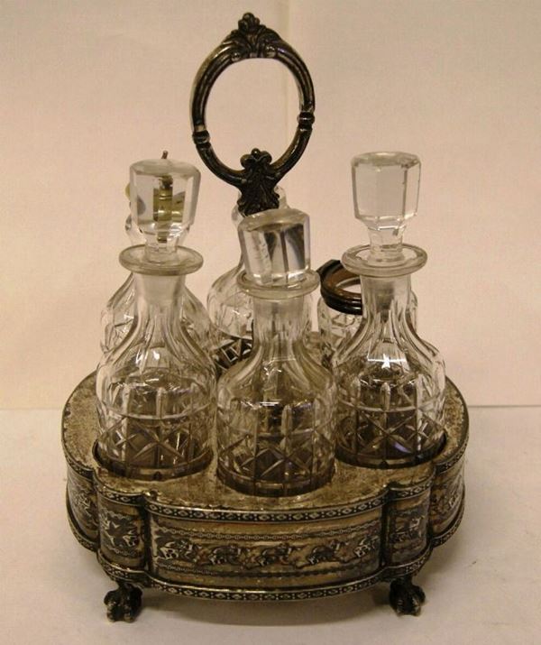 Oliera, in metallo argentato, con ringhiera decorata, su quattro piedini, con sei bottiglie in vetro, rotture e mancanze