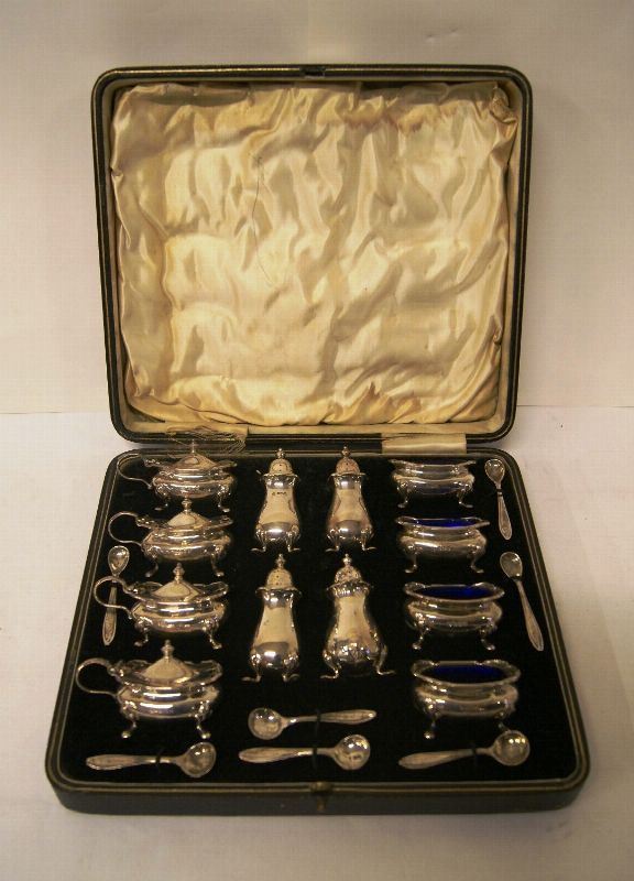 Scatola contenente set da sale e pepe, composto da dodici pezzi, di cui quattro saliere, quattro vaschette, e altre quattro vaschette con coperchio, e sette cucchiaini, gr. 480, incompleto di un cucchiaino