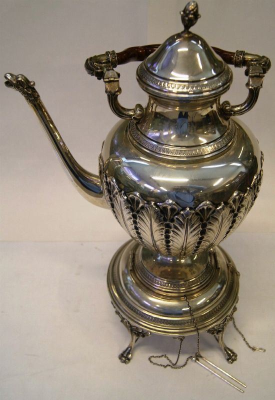 Samovar, in argento, corpo cesellato, manico e beccuccio sagomati a volute e grifone, base poggiante su quattro piedi di forma leonina, alt. cm 47, gr. 2100 lordi