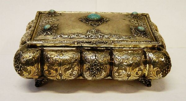 Portagioie, in argento, bombato e cesellato a motivi fogliacei e floreali, sul coperchio cinque turchesi incastonate di taglio cabouchon, cm 27x17x11, gr. 1230