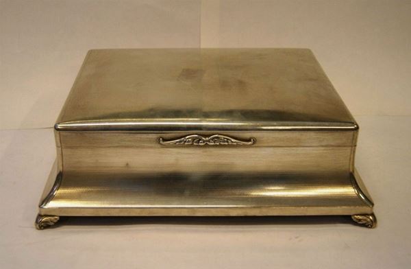 Grande portagioie, Inghilterra, in argento, con fondo e interno in legno, cm 33,5x27,5x11